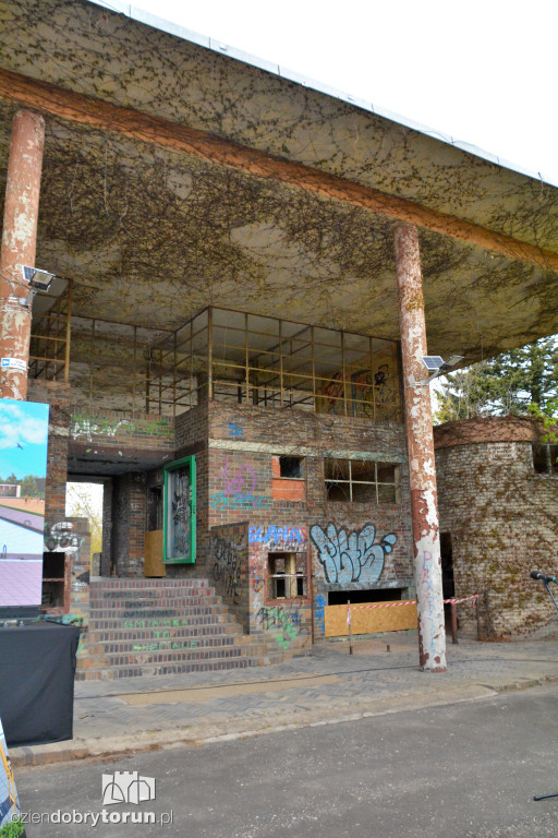 Zrujnowany basen w Ciechocinku