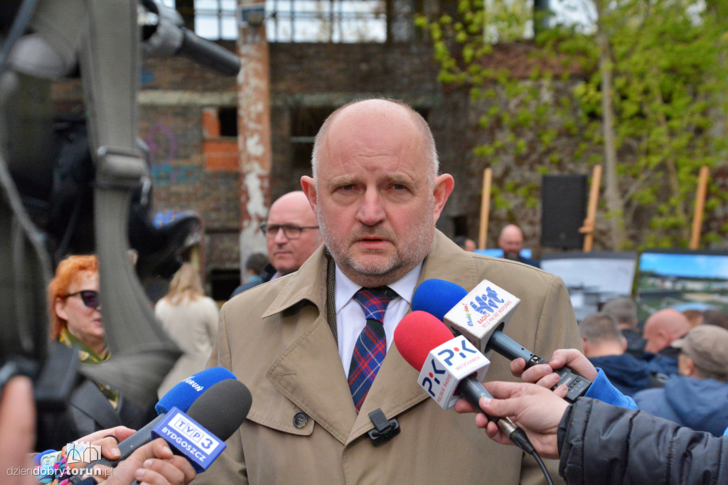 Zrujnowany basen w Ciechocinku