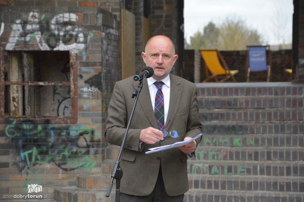 Zrujnowany basen w Ciechocinku