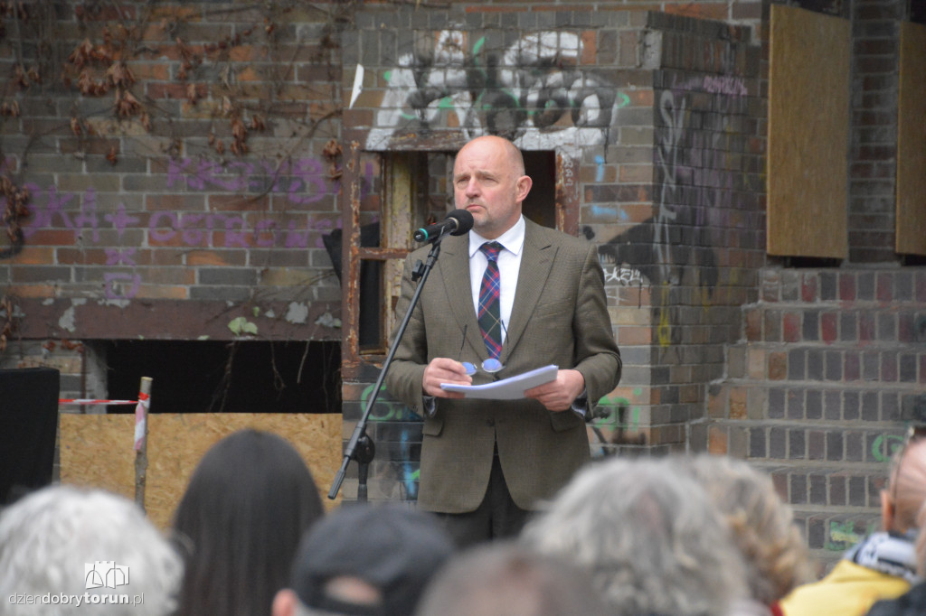 Zrujnowany basen w Ciechocinku