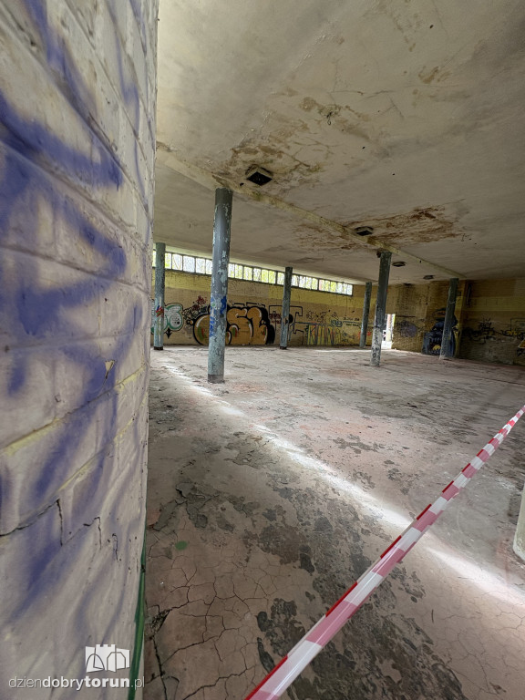 Zrujnowany basen w Ciechocinku