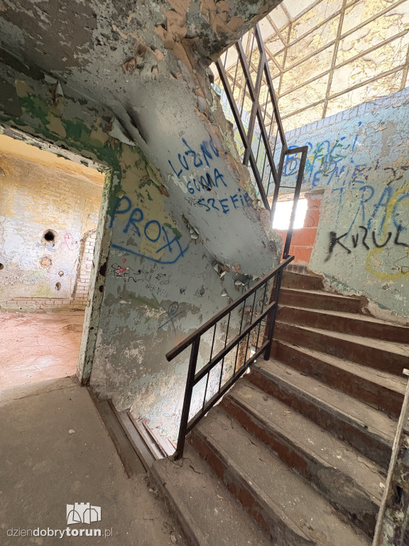 Zrujnowany basen w Ciechocinku