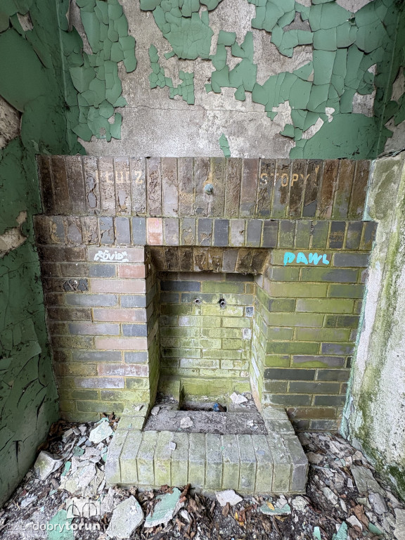 Zrujnowany basen w Ciechocinku