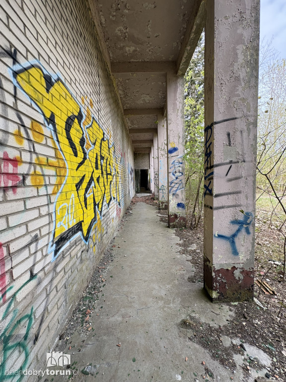 Zrujnowany basen w Ciechocinku