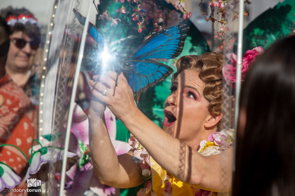 Teatry Uliczne - Enchanted Flower Globe
