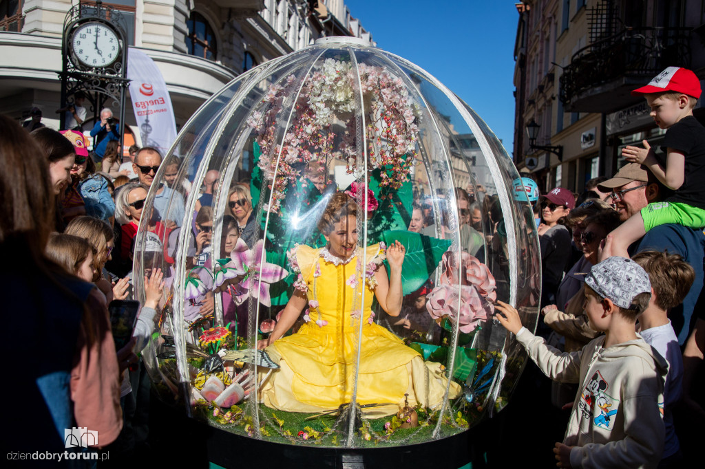 Teatry Uliczne - Enchanted Flower Globe