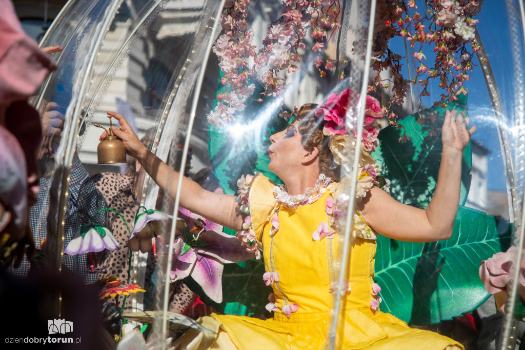 Teatry Uliczne - Enchanted Flower Globe
