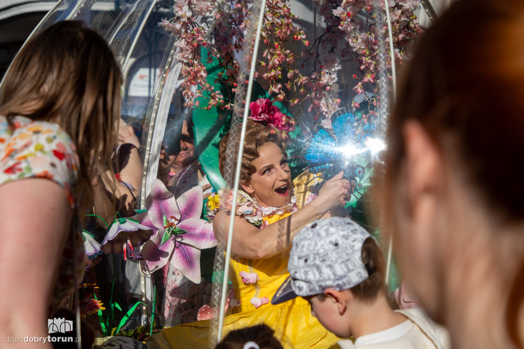 Teatry Uliczne - Enchanted Flower Globe