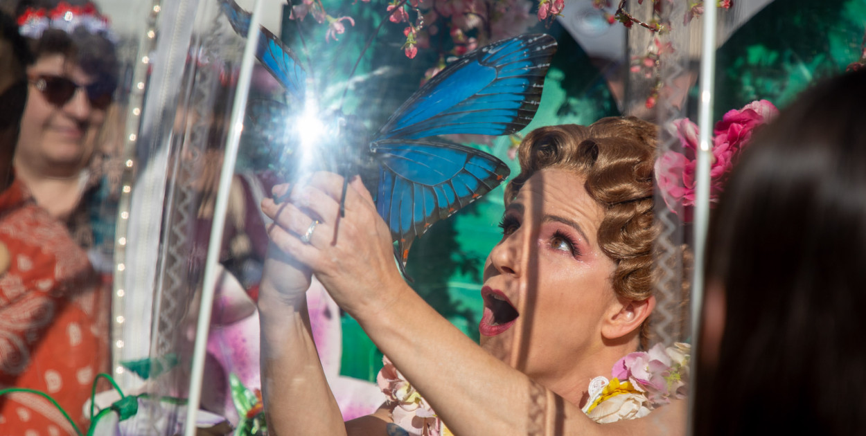 Teatry Uliczne - Enchanted Flower Globe