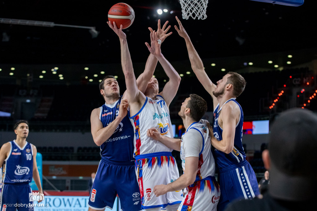 Twarde Pierniki 95 : 86 Arka Gdynia