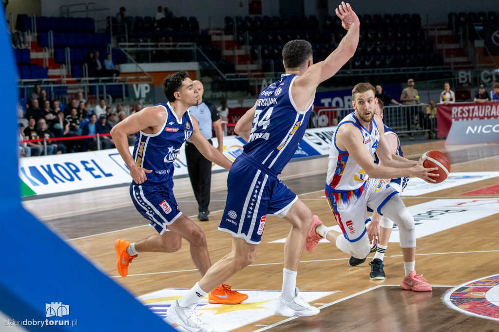 Twarde Pierniki 95 : 86 Arka Gdynia