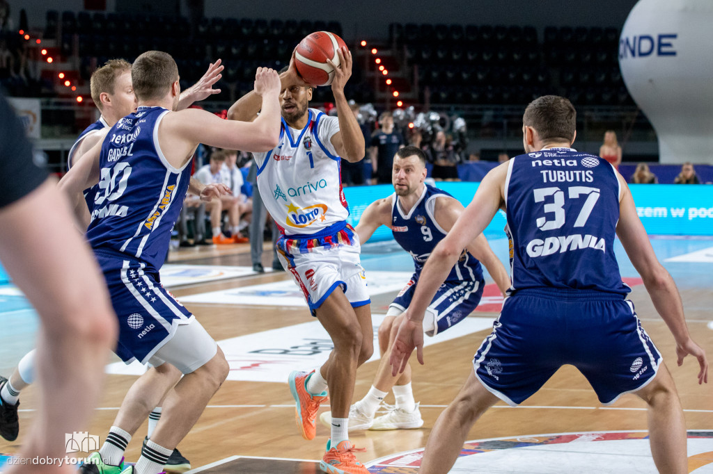 Twarde Pierniki 95 : 86 Arka Gdynia
