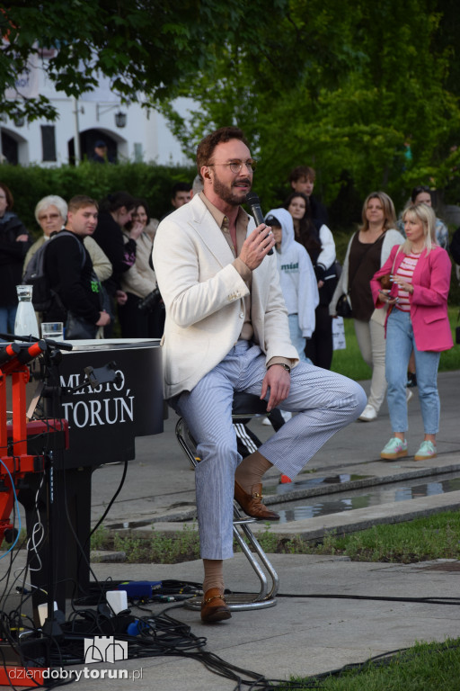 Koncert Uniatowskiego przy fortepianie