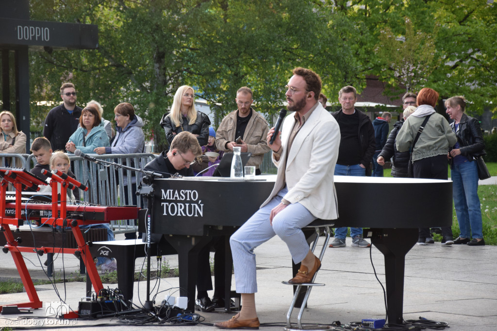 Koncert Uniatowskiego przy fortepianie