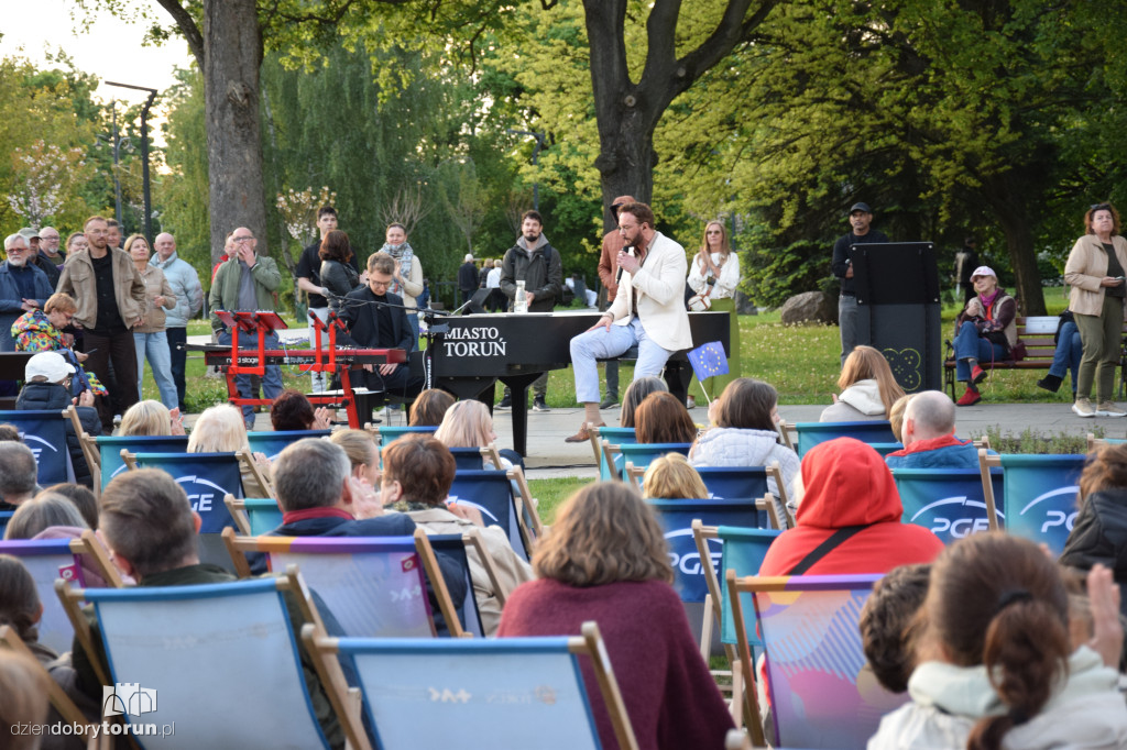 Koncert Uniatowskiego przy fortepianie