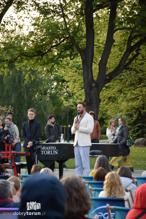 Koncert Uniatowskiego przy fortepianie