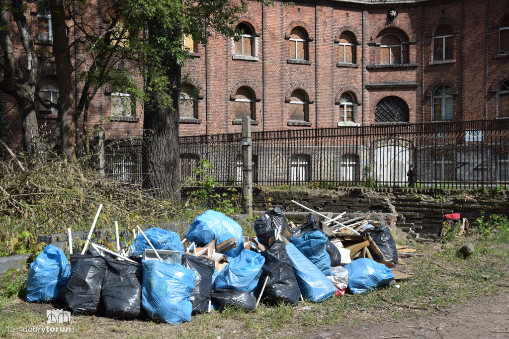 Sprzątanie fortu Jakuba w Toruniu