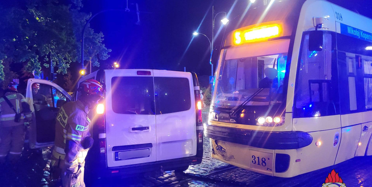 Bus zderzył się z tramwajem