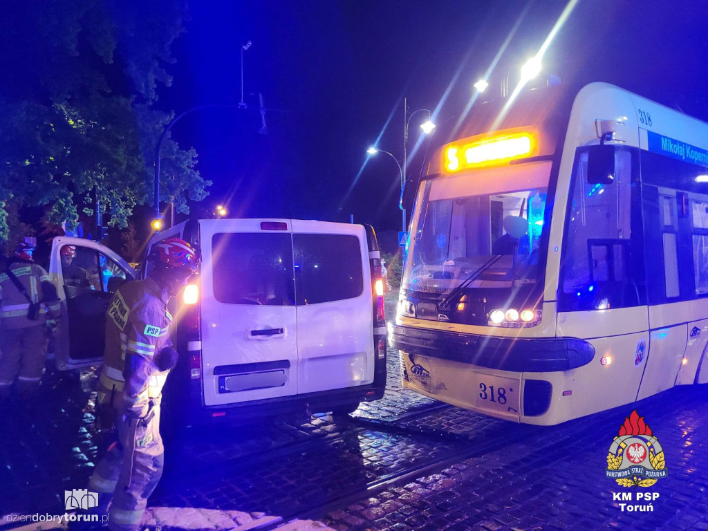 Bus zderzył się z tramwajem