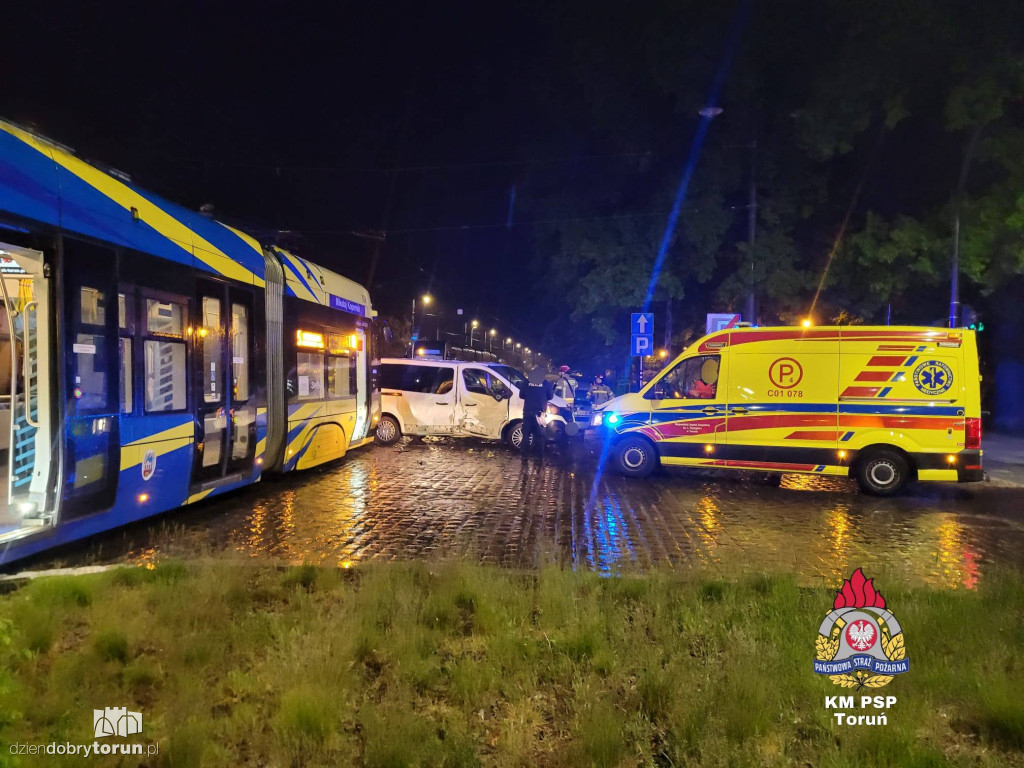 Bus zderzył się z tramwajem