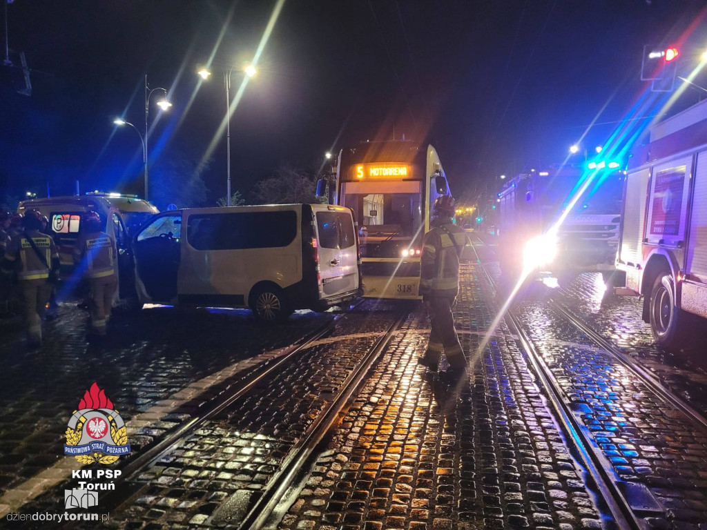 Bus zderzył się z tramwajem