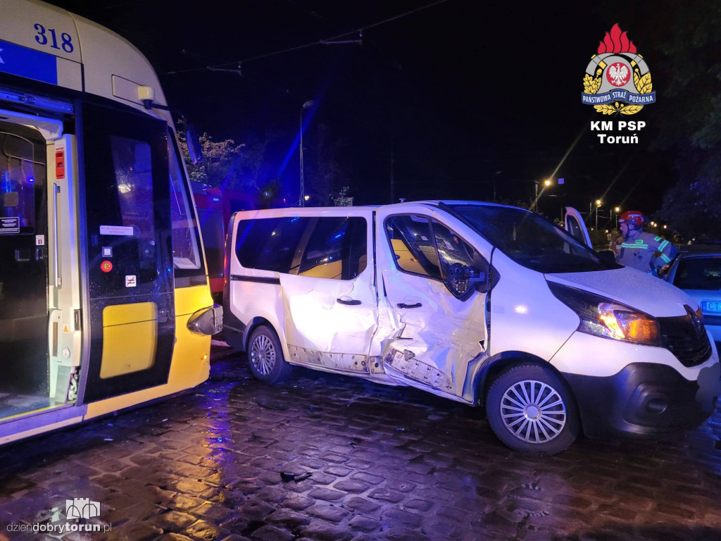Bus zderzył się z tramwajem