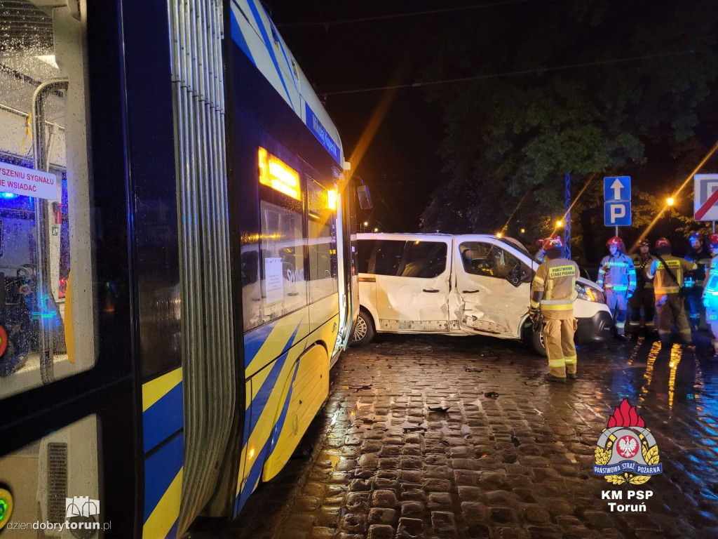 Bus zderzył się z tramwajem