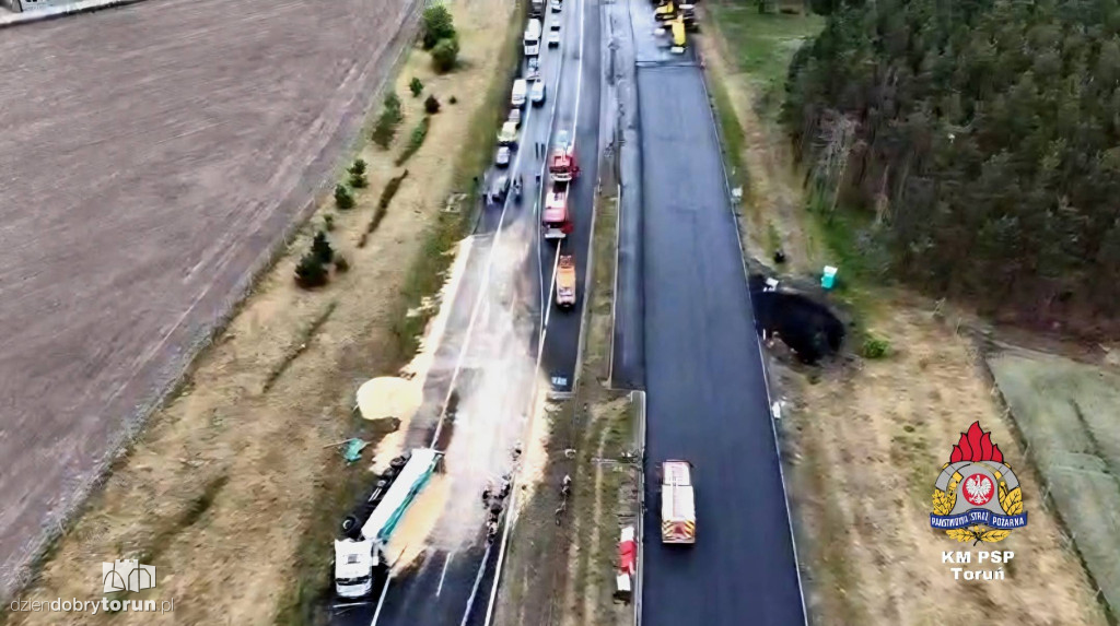 Przewrócona ciężarówka na A1