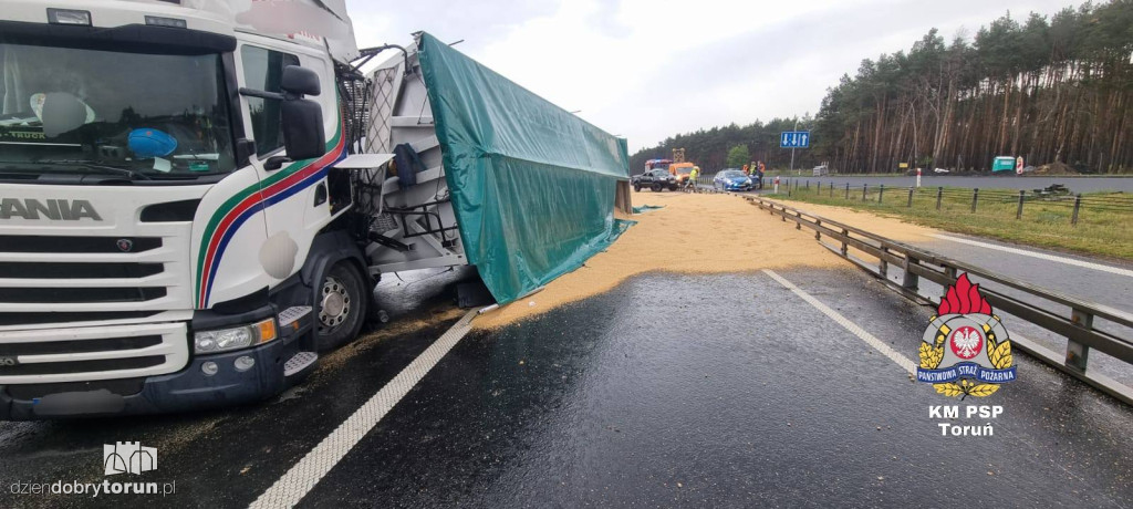 Przewrócona ciężarówka na A1