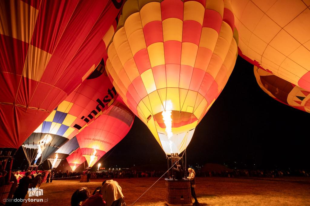 Nocny pokaz balonowy