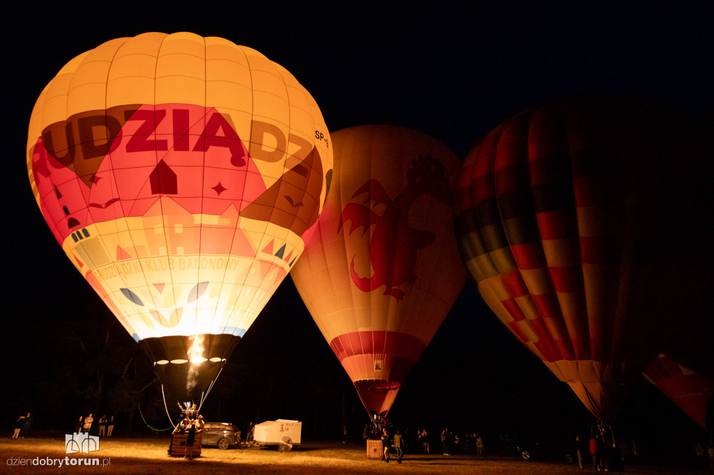 Nocny pokaz balonowy