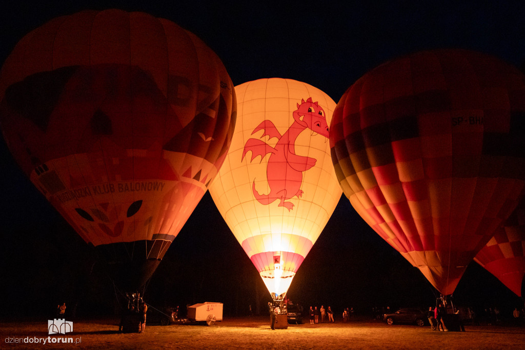 Nocny pokaz balonowy