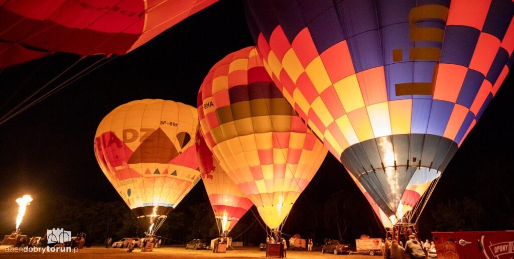 Nocny pokaz balonowy