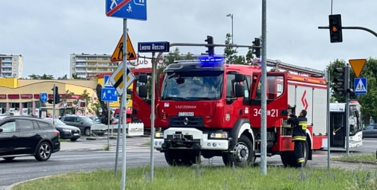 Dwa auta rozbite na ruchliwej ulicy