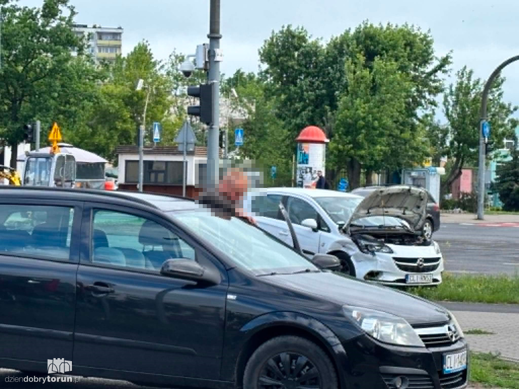 Dwa auta rozbite na ruchliwej ulicy