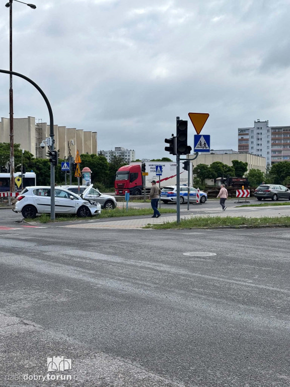 Dwa auta rozbite na ruchliwej ulicy