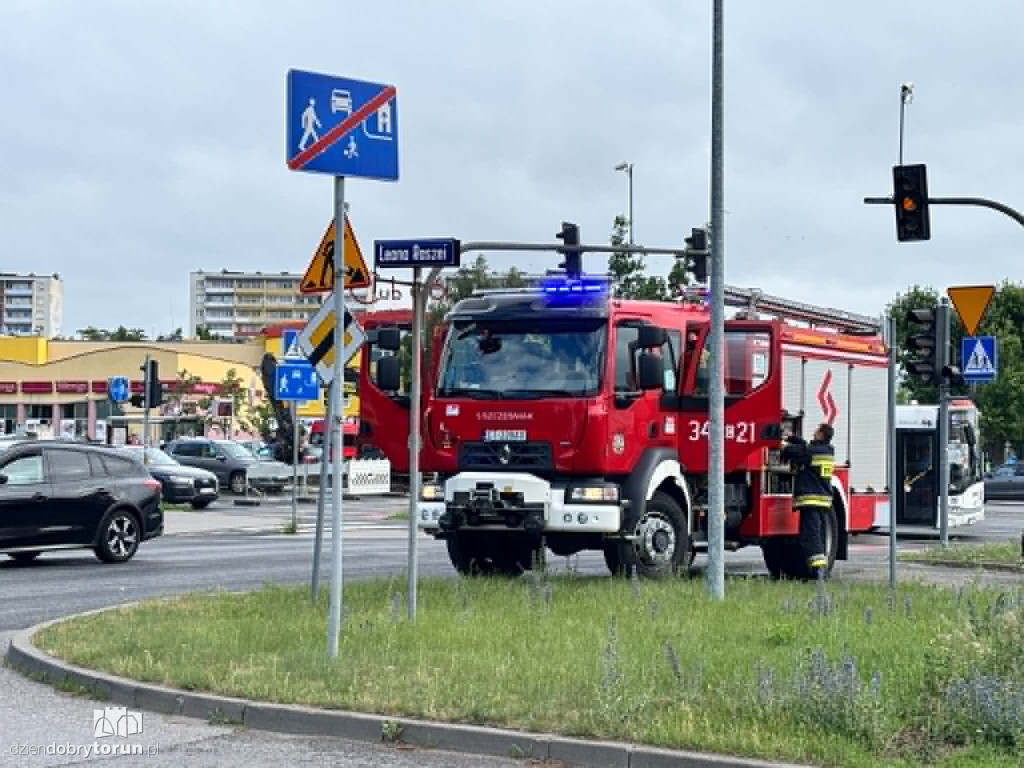 Dwa auta rozbite na ruchliwej ulicy
