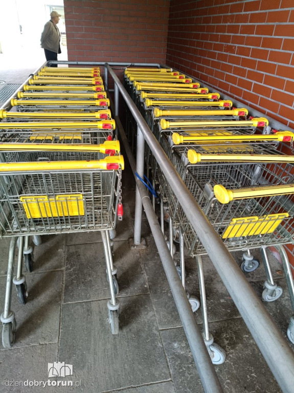 Tak wygląda pod Biedronką przy Kosynierów