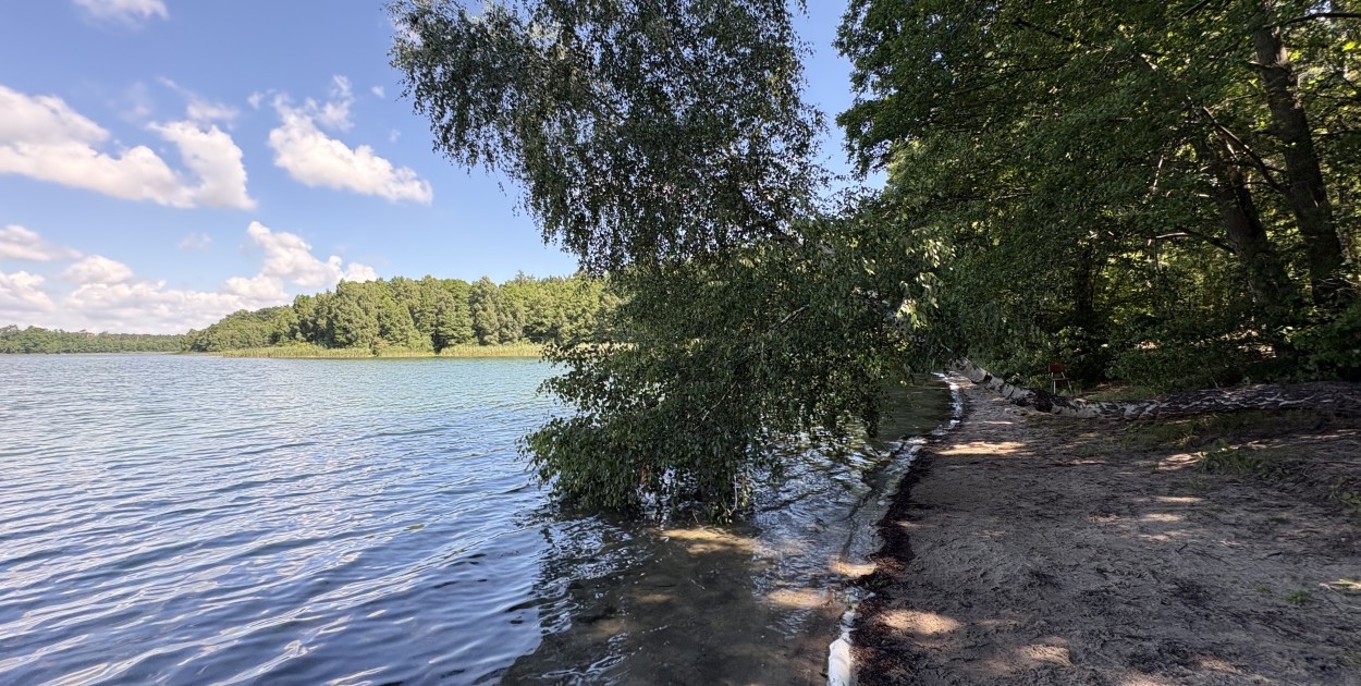 Plaża nad jeziorem w Okoninie