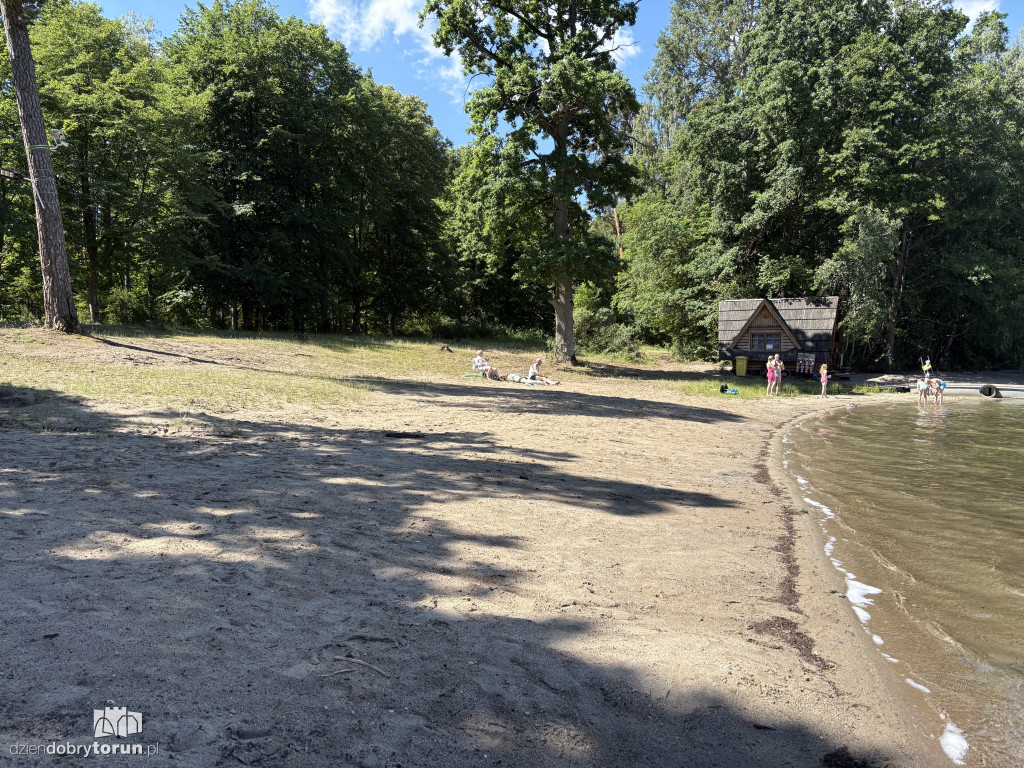 Plaża nad jeziorem w Okoninie