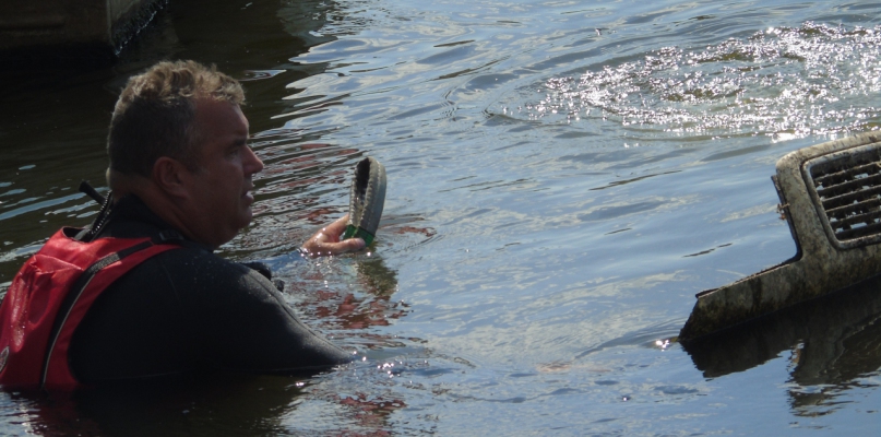Wyciąganie wraku z Wisły trwało ponad godzinę Fot. A. Wesołowska