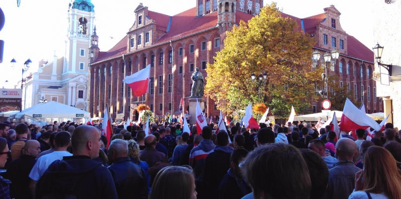 Uczestnicy marszu przeszli z pl. Teatralnego na Rynek Staromiejski (fot. Wojciech Giedrys)