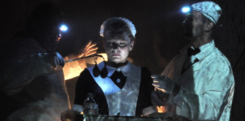 Scena ze spektaklu "Psie serce". Fot. Maciej Mikulski