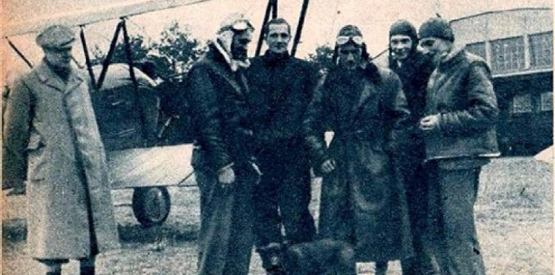Toruńscy piloci-aktywiści na lotnisku Aeroklubu Pomorskiego . Rok 1946        Fot. "Skrzydlata Polska"