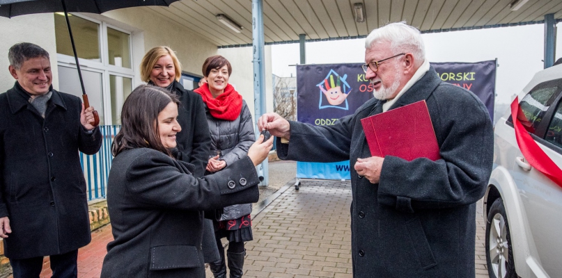 Pani Aniela Wojciechowska odbiera kluczyki z rąk Brama Patera fot. Tomasz Berent