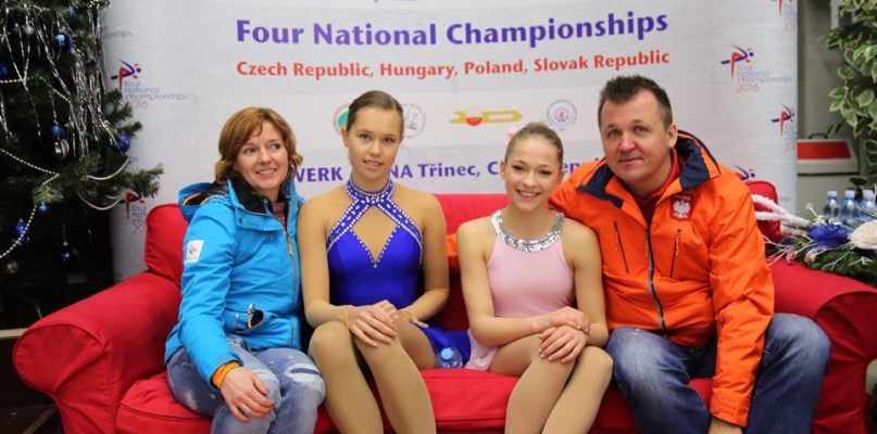 Nasze solistki (od lewej) Agnieszka Rejment i Aleksandra Rudolf w towarzystwie trenerów Mariusza i Doroty Siudek   Fot. Nadesłana