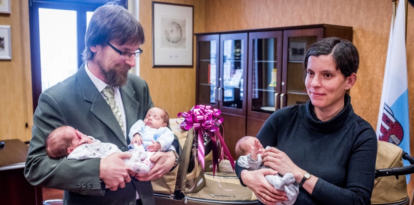 Maja, Marta i Marysia wraz z rodzicami odwiedzili prezydenta, fot. Tomasz Berent