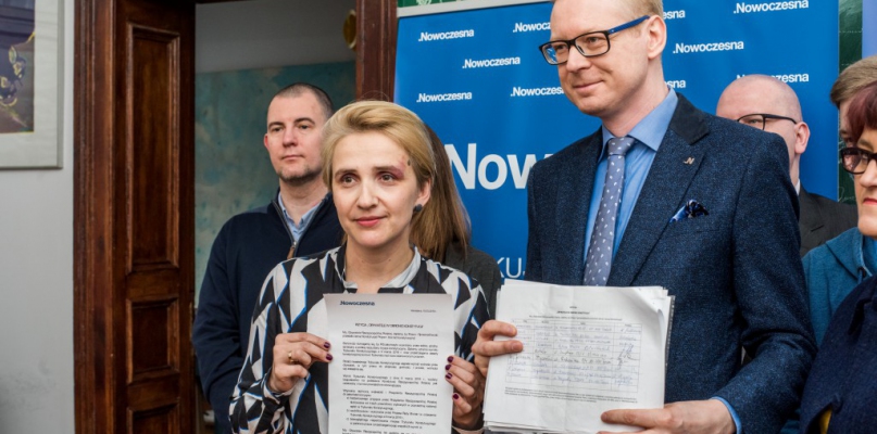 Na pierwszym planie parlamentarzyści Nowoczesnej (od lewej): Joanna Scheuring-Wielgus i Michał Stasiński, fot. Tomasz Berent