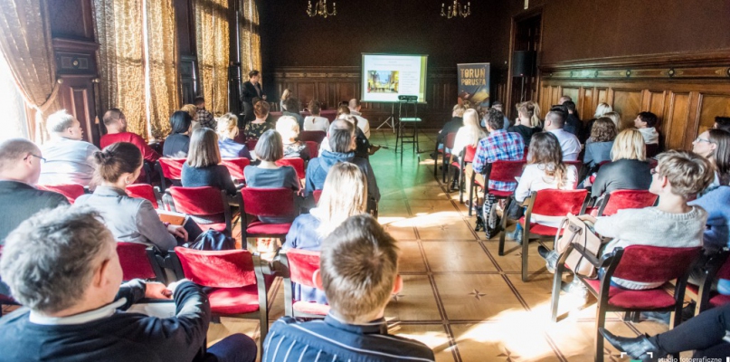 Na spotkanie w Dworze Artusa przybyło kilkudziesięciu przedsiębiorców ze Starówki, fot. Tomasz Berent