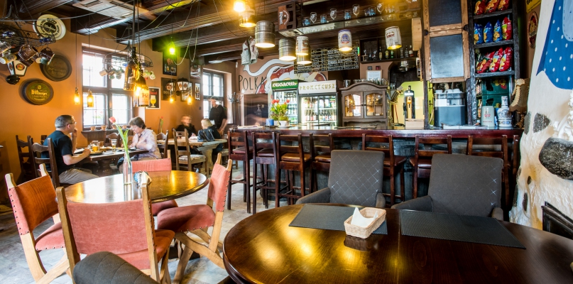 Przytulne wnętrze Gospody pod Modrym Fartuchem, a w nim niepowtarzalne menu szparagowe. Fot. Tomasz Berent